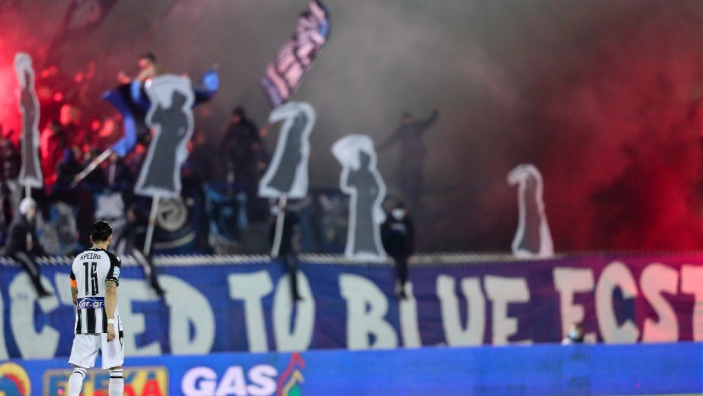 Φίλαθλος του Ατρόμητου κατευθύνθηκε στον Λουτσέσκου με πλακάτ που απεικόνιζε τον Χάρο!