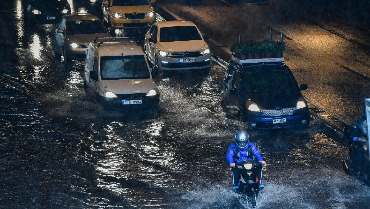 Καιρός: Πλημμύρισαν οι δρόμοι στον Πολύγυρο Χαλκιδικής