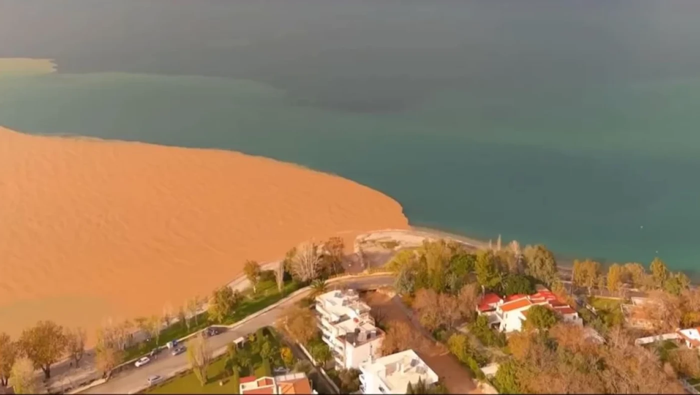 Πάτρα: Η θάλασσα έγινε... πορτοκαλί από τη λάσπη!