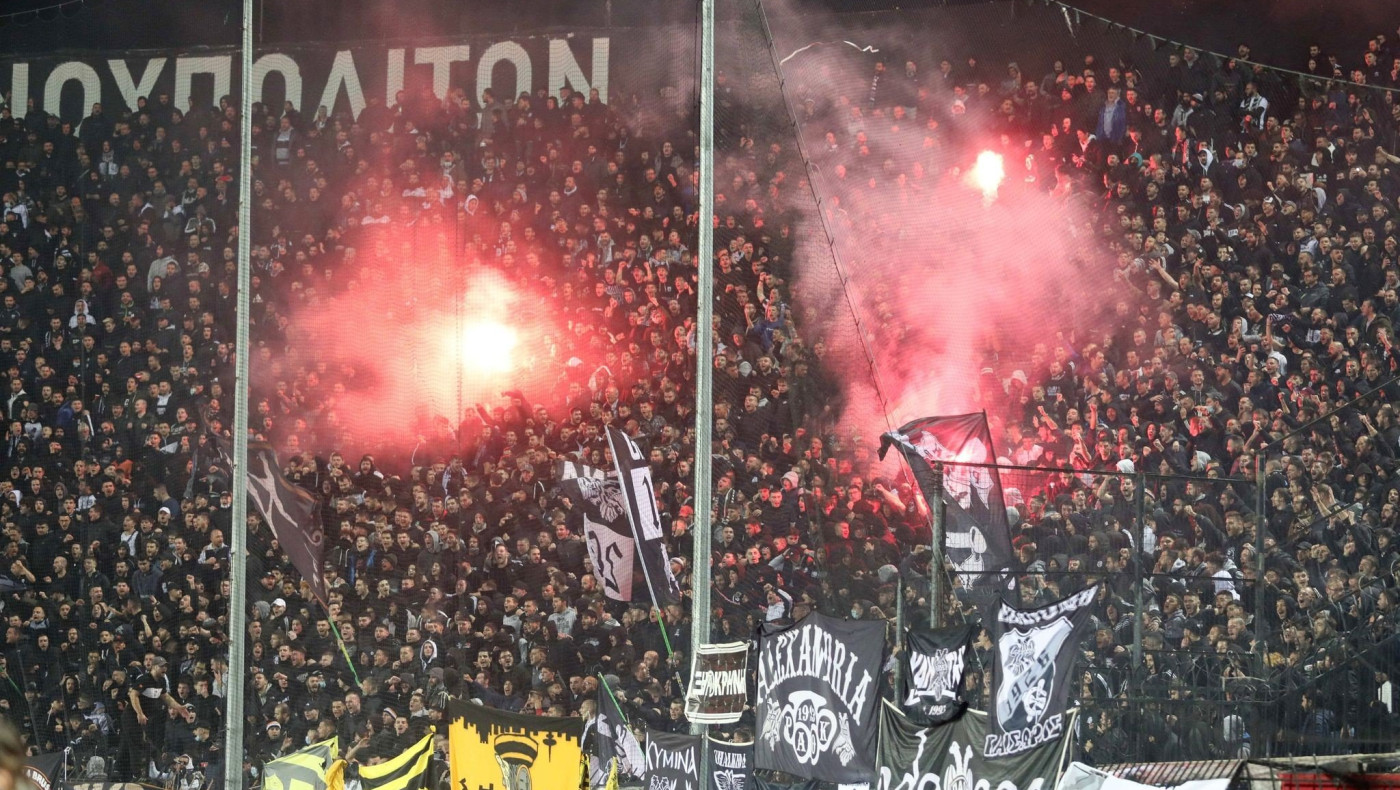 Αποδοκιμασίες και συνθήματα κατά των παικτών έξω από τα αποδυτήρια