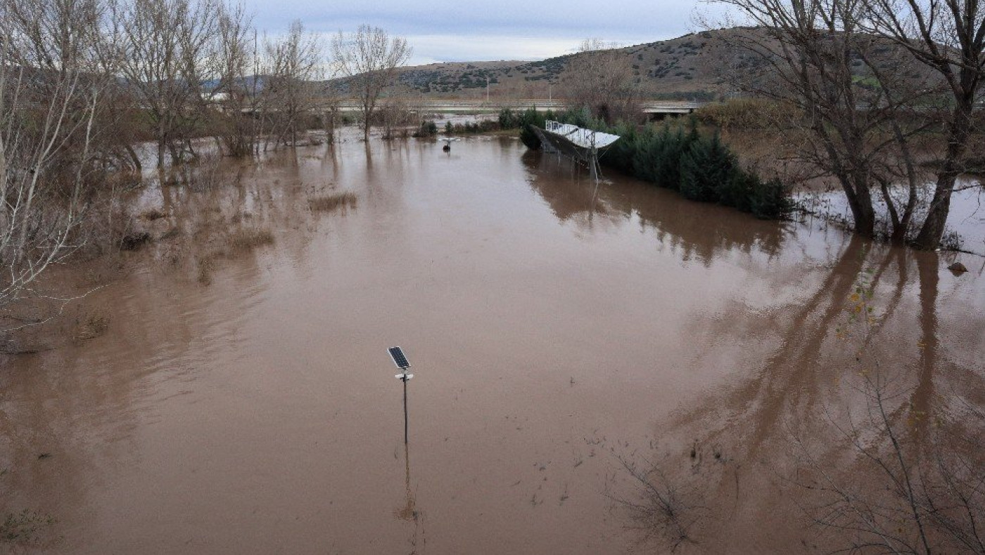 «Φούσκωσε» ο Πηνειός στα Τρίκαλα