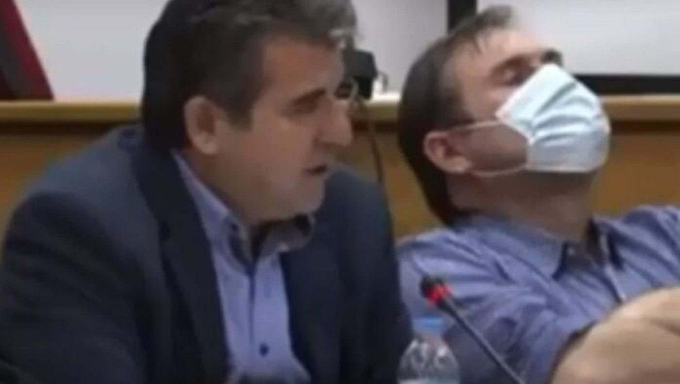 Απίστευτο: Δημοτικό συμβούλιο διεκόπη από βαρύ... ροχαλητό