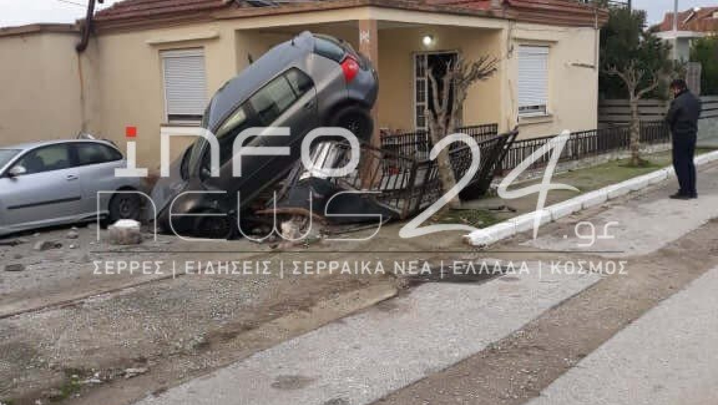 Σέρρες: Αυτοκίνητο “κρεμάστηκε” πάνω σε φράχτη σπιτιού