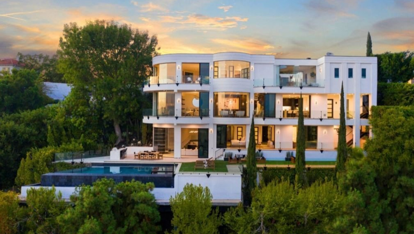 Πάρις Κασιδόκωστας: Η έπαυλη με την συγκλονιστική θέα που πουλά στο Μπέβερλι Χιλς