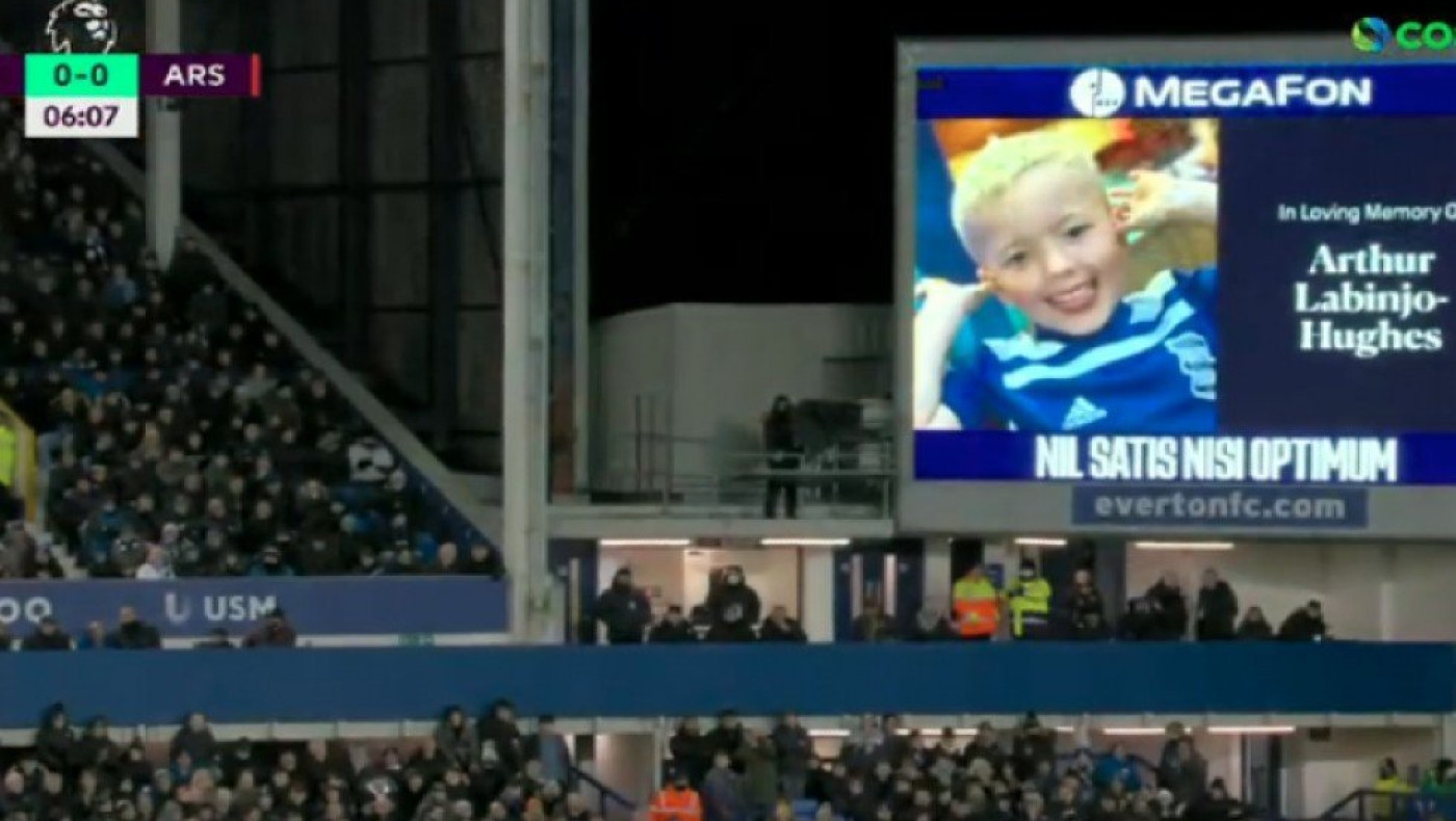 Ανατριχίλα: Όρθιο το Γκούντισον Παρκ για τον μικρό μαχητή της Έβερτον