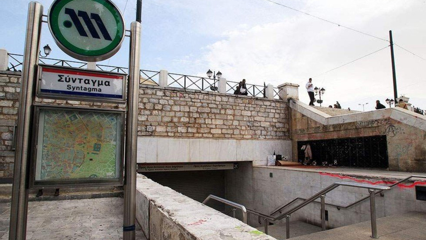 ΑΠΙΣΤΕΥΤΟ: Επτάχρονος με μαχαίρι και... τατουάζ ημισέληνο επιτέθηκε σε νεαρούς στο μετρό του Συντάγματος!