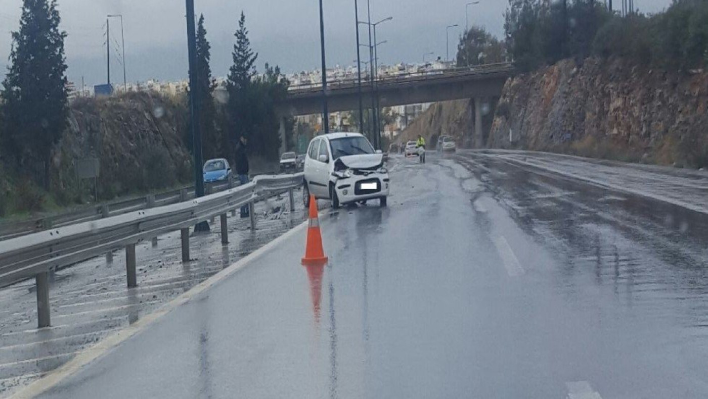 Θεσσαλονίκη: Σύγκρουση δύο Ι.Χ. στον περιφερειακό – Μποτιλιάρισμα στο ρεύμα προς ανατολικά