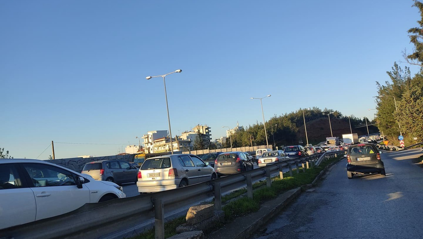 Περιφερειακός Θεσσαλονίκης ΤΩΡΑ: Μεγάλες καθυστερήσεις προς δυτικά λόγω τροχαίου