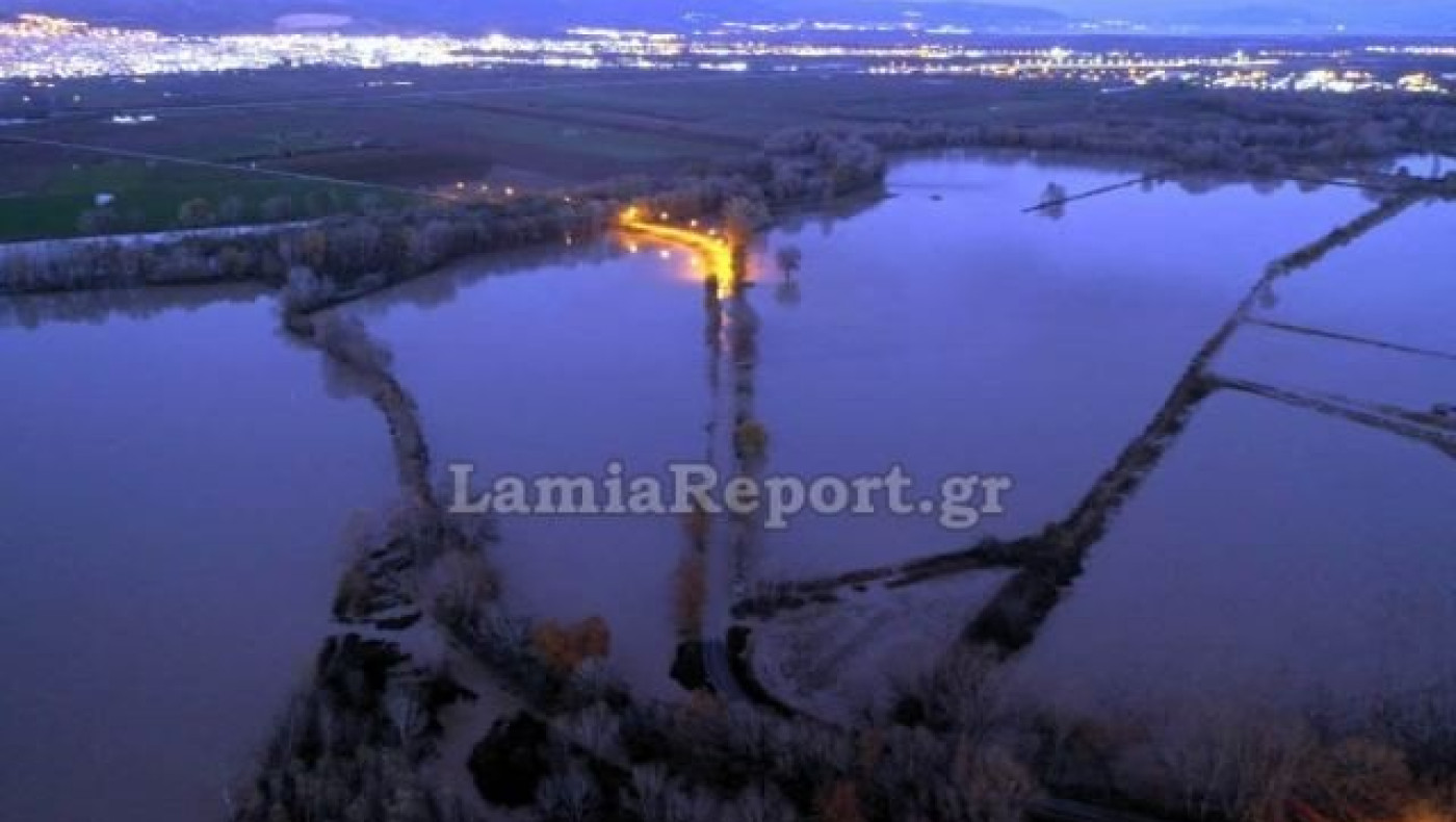 Λαμία: Πλημμύρισε ο Σπερχειός – Εκκενώνεται χωριό