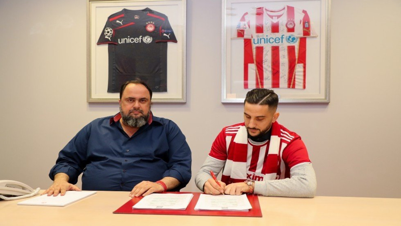 Αποθεώθηκε ο Μανωλάς και υπέγραψε με τον Ολυμπιακό