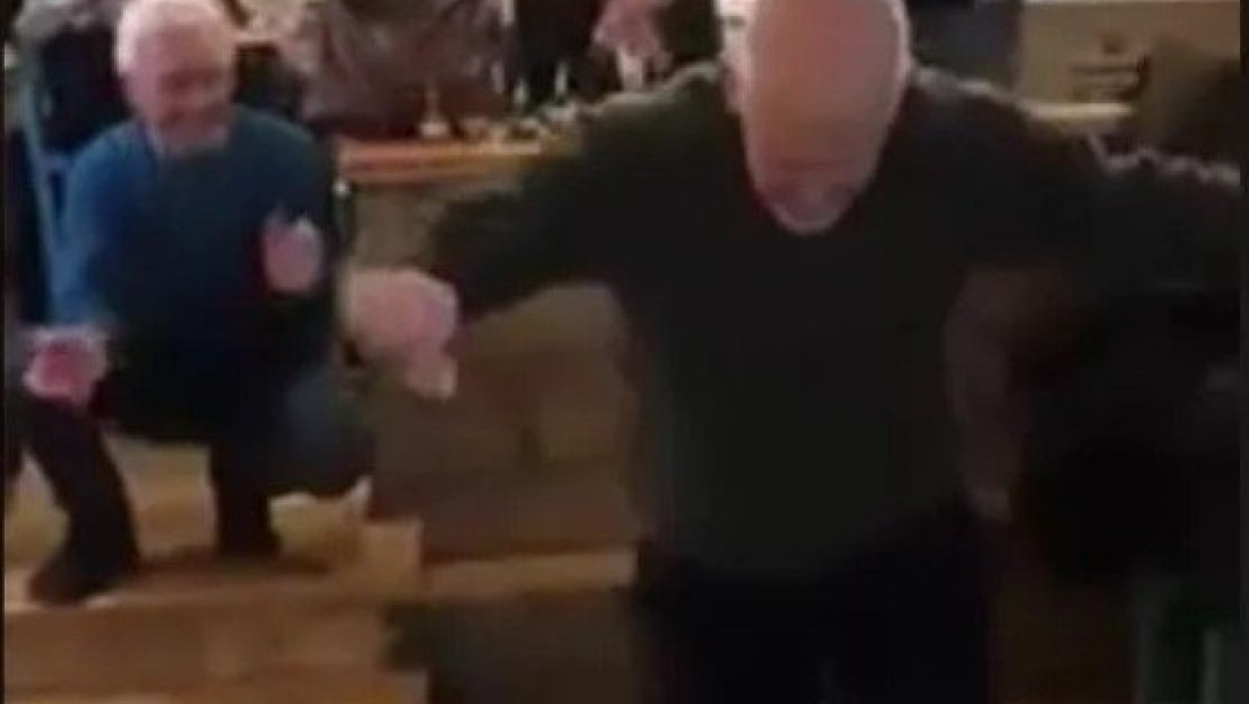 ﻿Ο Γιώργος Παπανδρέου χόρεψε τη «Συννεφιασμένη Κυριακή»