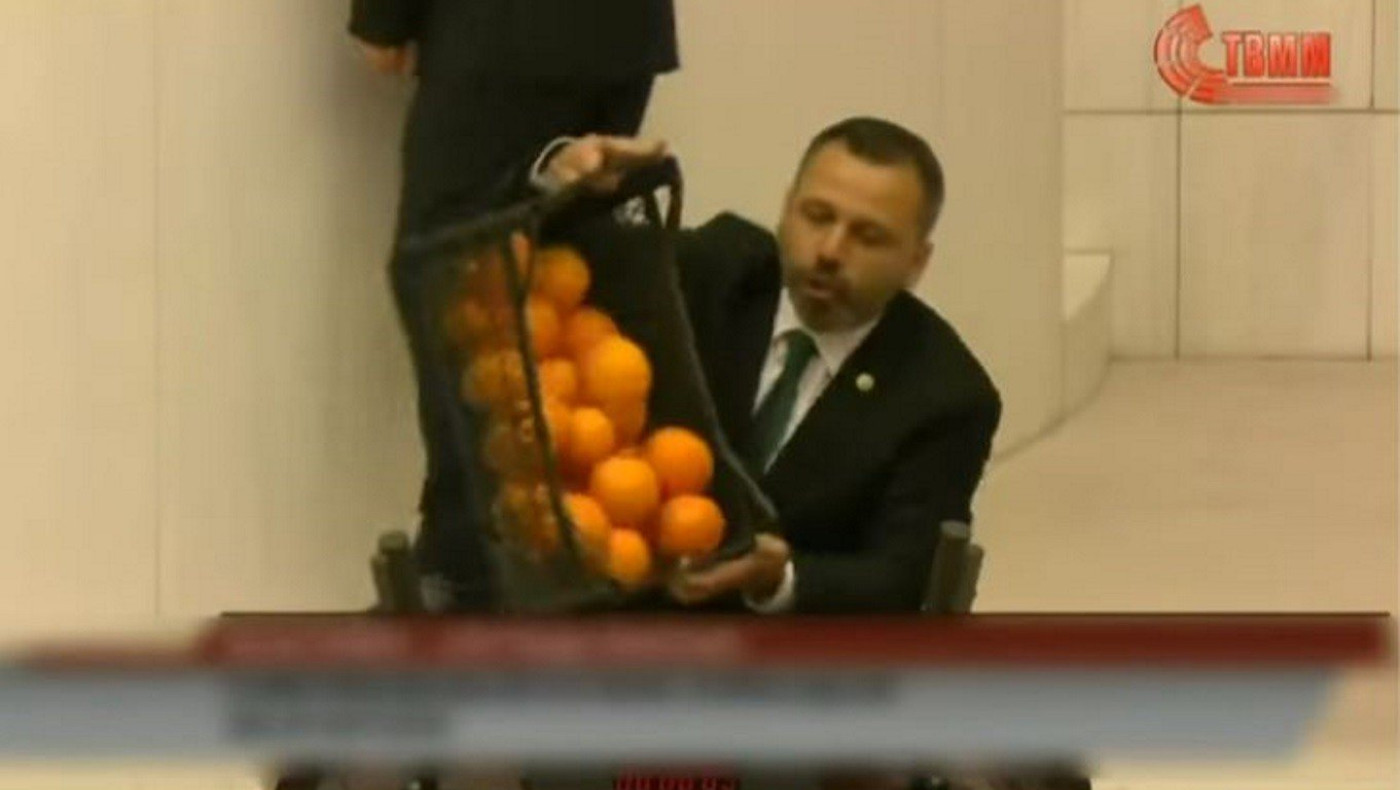 Τουρκία: Σούπερ μάρκετ η Βουλή με πορτοκάλια, λάδι και αυγά