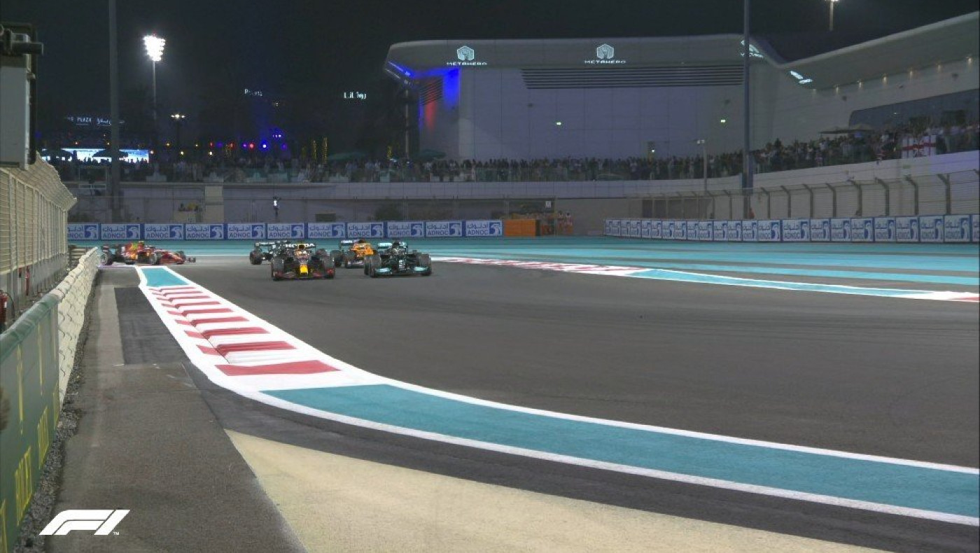 ΣΥΓΚΛΟΝΙΣΤΙΚΟ: Ο Φερστάπεν προσπέρασε τον Χάμιλτον στον τελευταίο γύρο και έγινε παγκόσμιος πρωταθλητής!