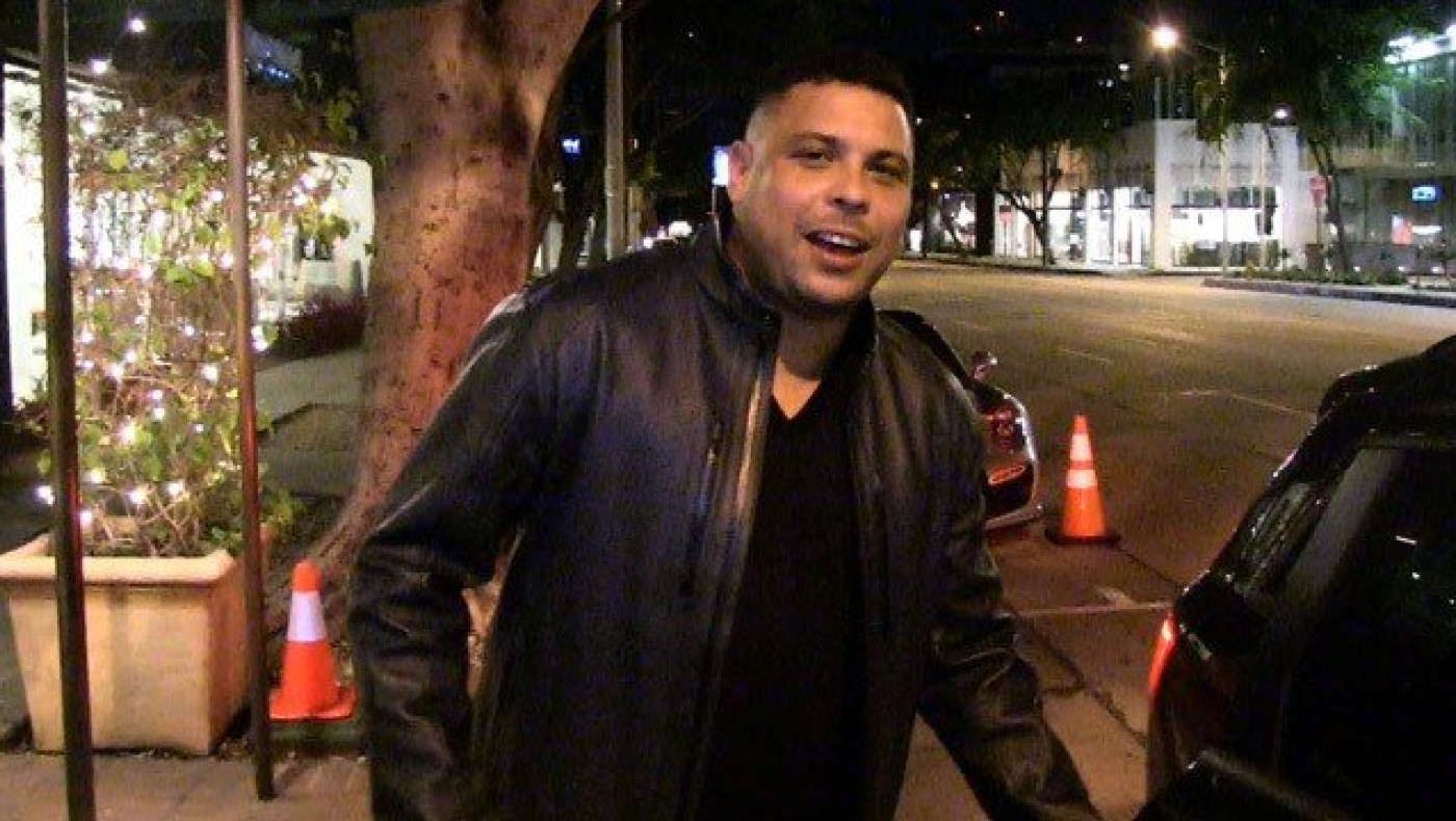 Ο Ρονάλντο «χαριεντίζεται» με άντρα (video)