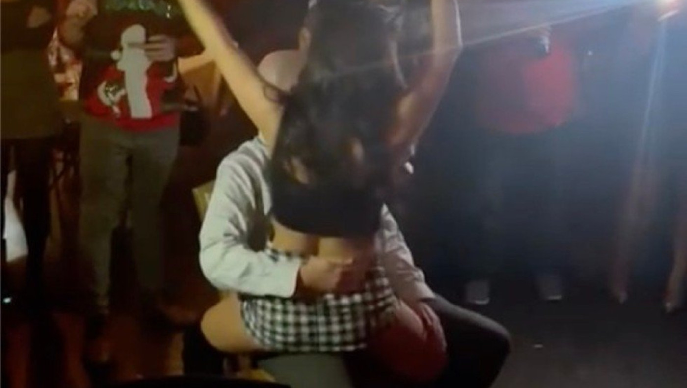 Το αισθησιακό lap dance της Νεοϋορκέζα αστυνομικού στον υπαρχηγό της που τον... έκαψε!