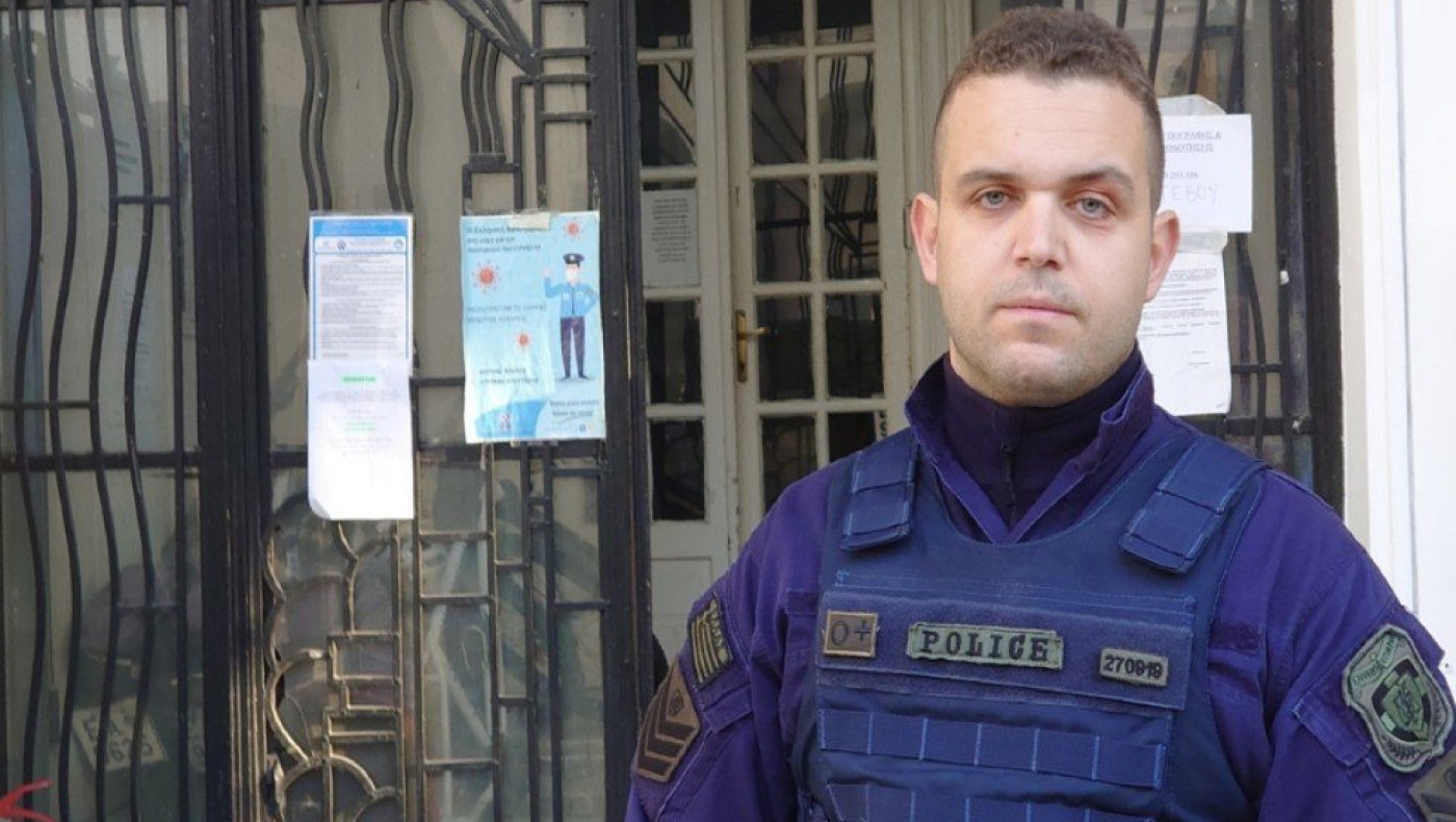 Συγκλονίζει ο αστυνομικός που απέτρεψε τη γυναικοκτονία: «Την βρήκαμε μαχαιρωμένη με το 10χρονο παιδί της δίπλα»