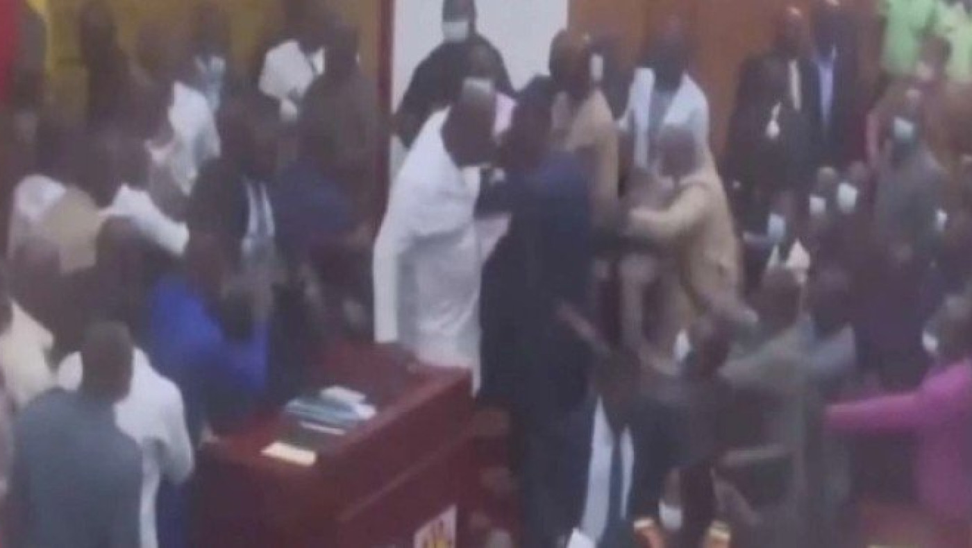 Απίστευτο ξύλο: Γροθιές και κλωτσιές στη βουλή της Γκάνας