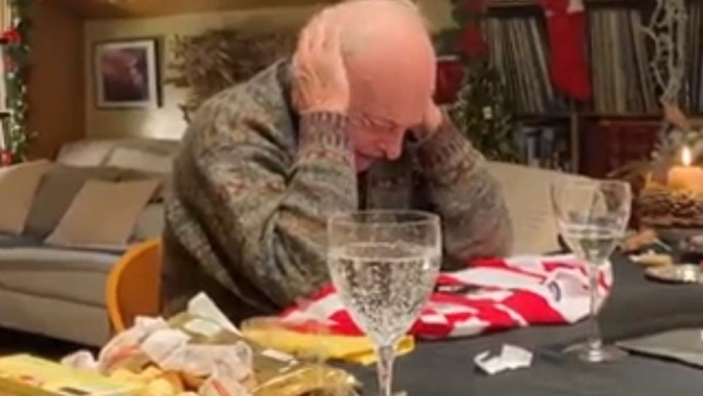 Ηλικιωμένος πήρε ως δώρο φανέλα της Ατλέτικο και ξέσπασε σε κλάματα