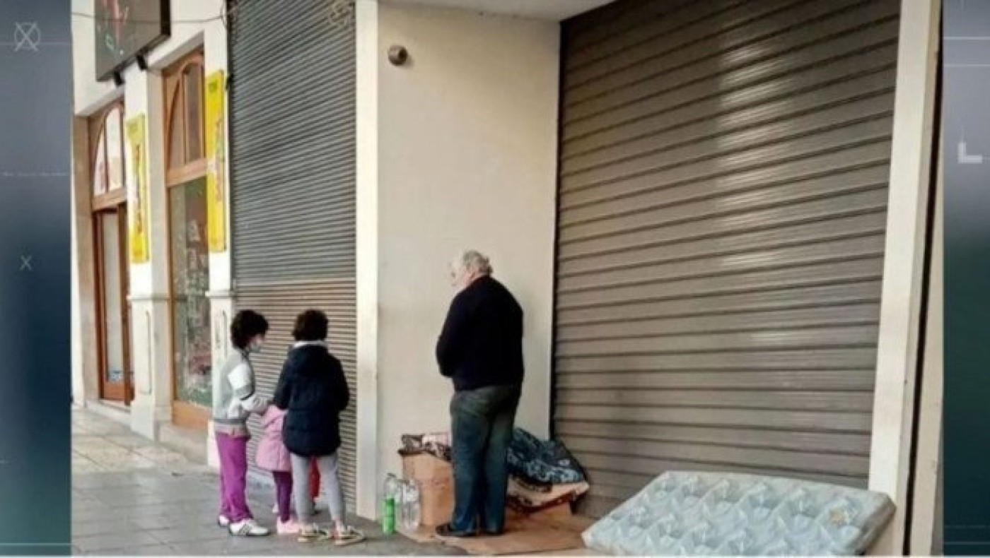 Άστεγος δίνει χρήματα σε παιδάκια που του είπαν τα κάλαντα (vid)