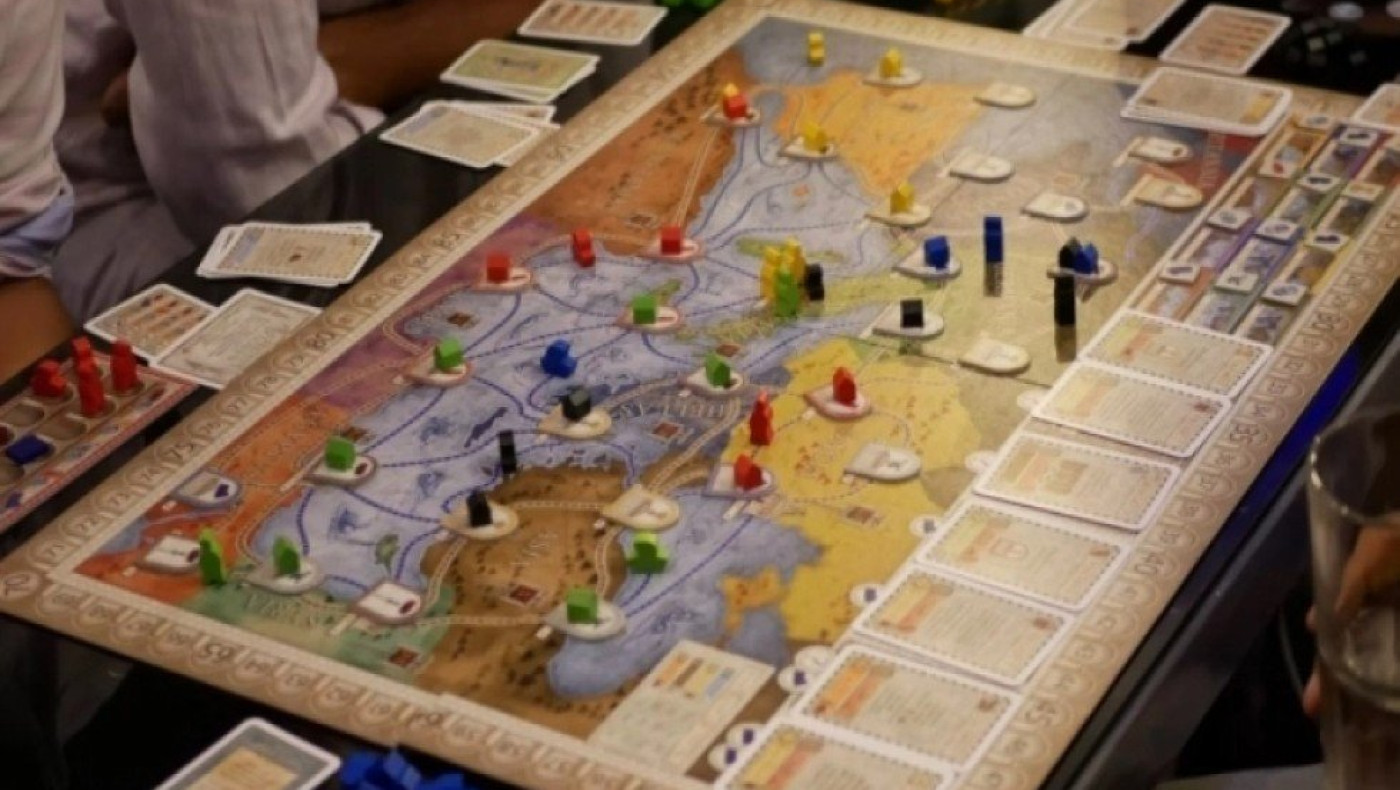 Έφοδος της αστυνομίας στα γραφεία του κόμματος «Κ.Ο.Τ.Ε.Σ» για πάρτι με… επιτραπέζια