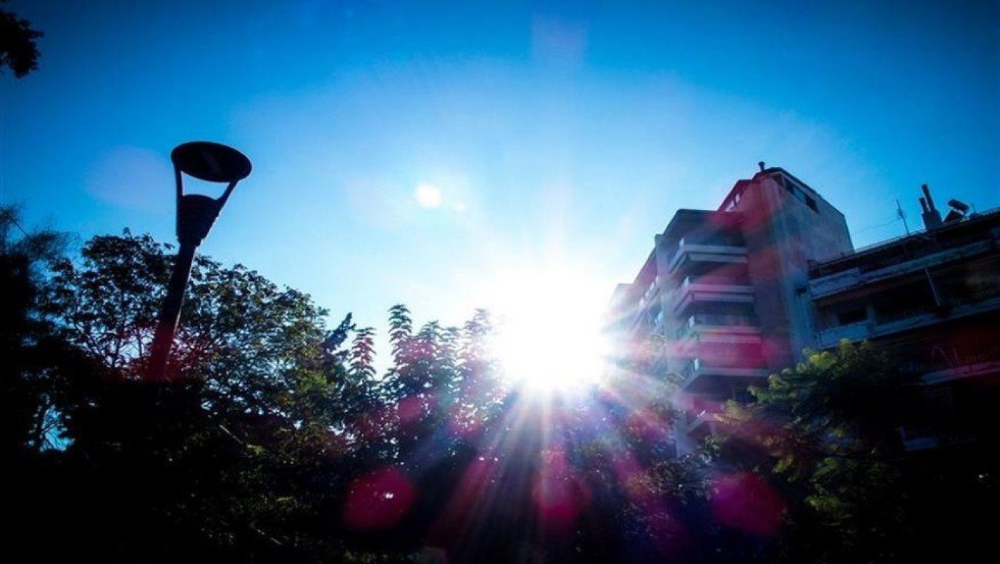 Καιρός: Θα χτυπήσει... κόκκινο ο υδράργυρος σήμερα - «Βουτιά» της θερμοκρασίας και βροχές από Δευτέρα