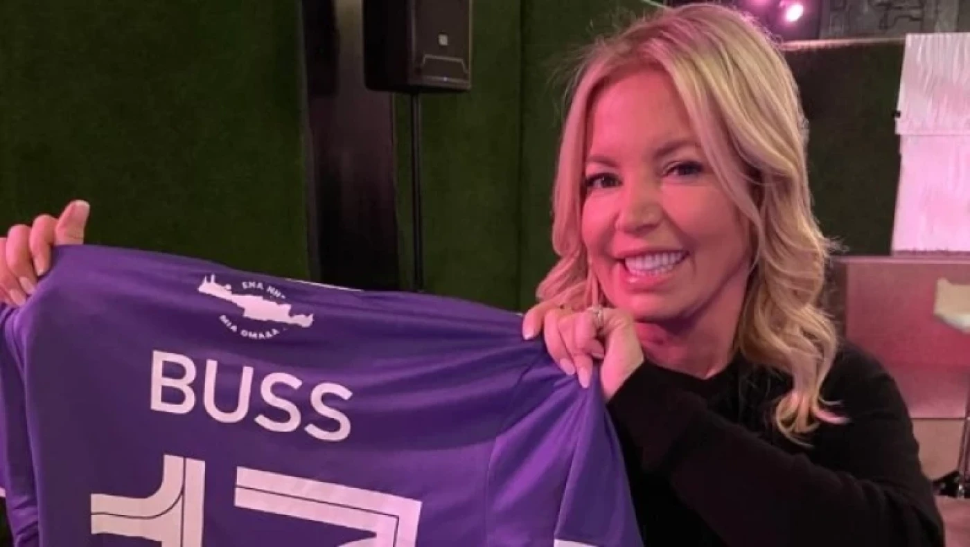 Η πρόεδρος των Λέικερς ποζάρει με φανέλα του ΟΦΗ