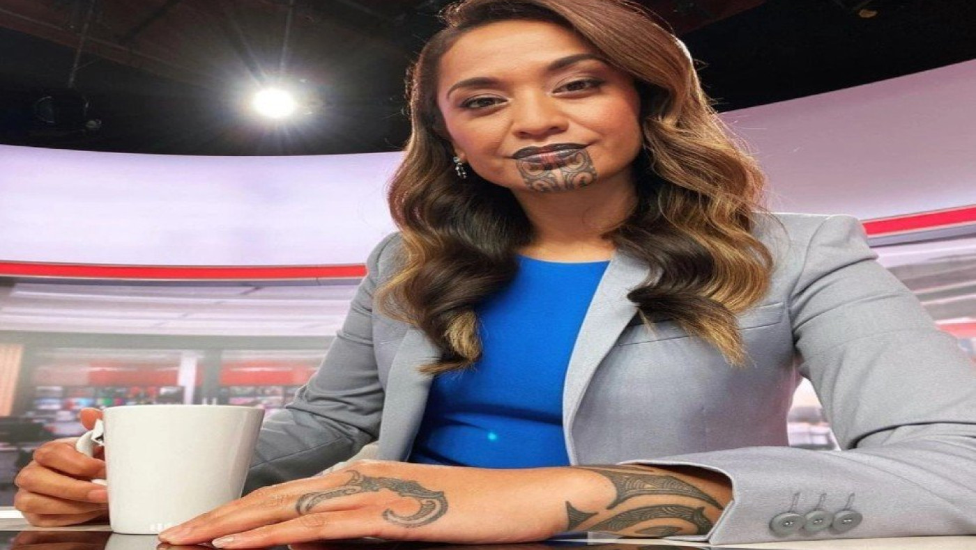 Η πρώτη παρουσιάστρια ειδήσεων με τατουάζ των Μαορί στο πρόσωπο, έγραψε ιστορία