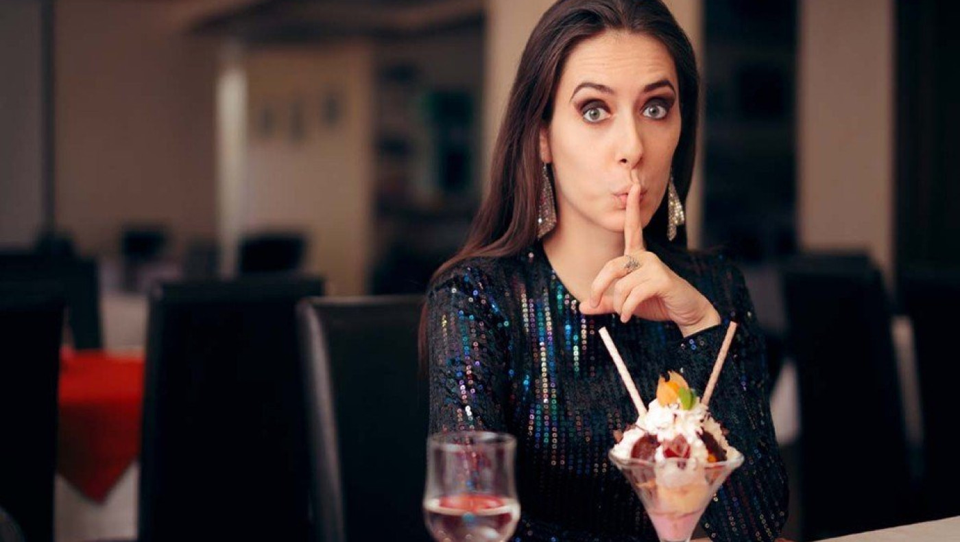 Θερμίδες: Με πόσες ώρες περπάτημα θα «κάψουμε» το εορταστικό τραπέζι