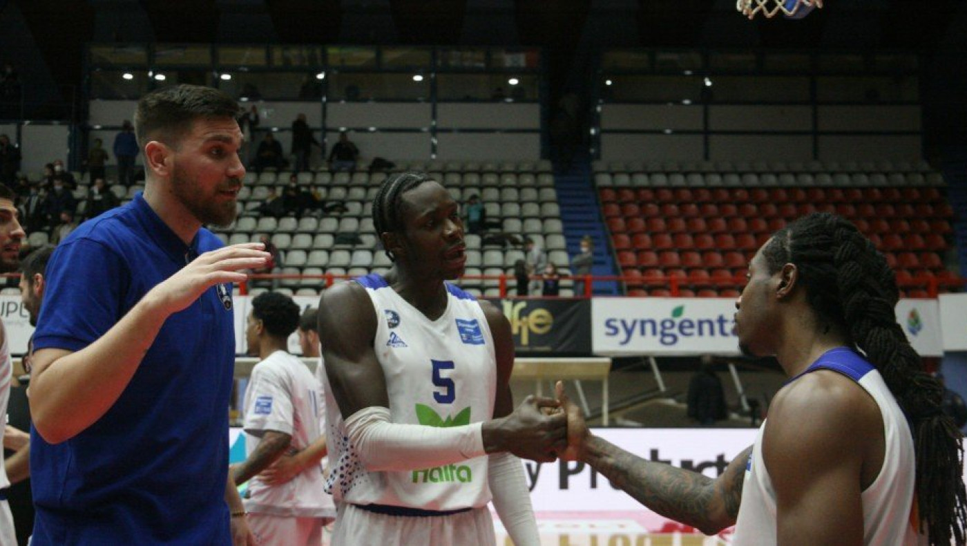 Παρά τον χαμό της αδερφής του, ο Μούντι αγωνίστηκε κόντρα στον Άρη