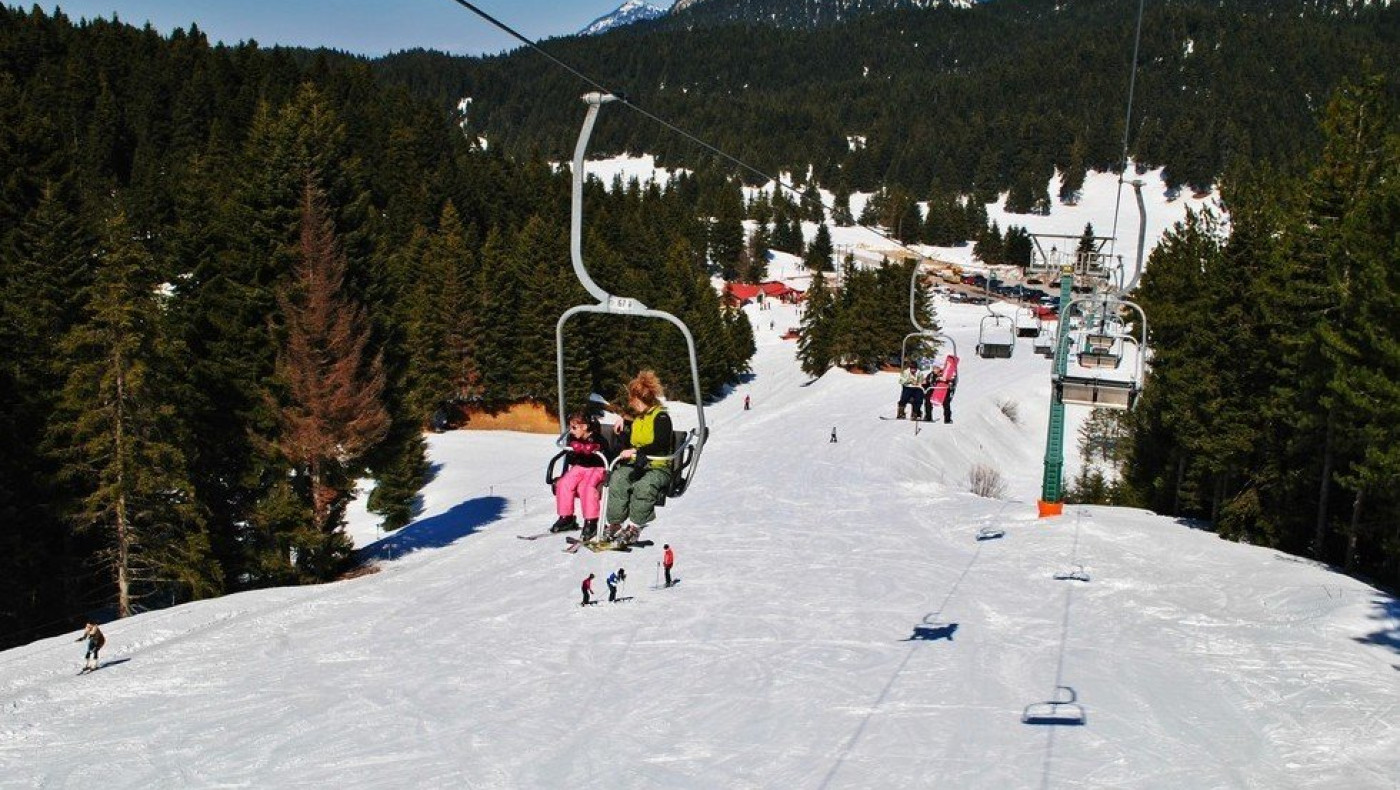 Κοσμοσυρροή στο Περτούλι με ουρές χιλιομέτρων για το χιονοδρομικό