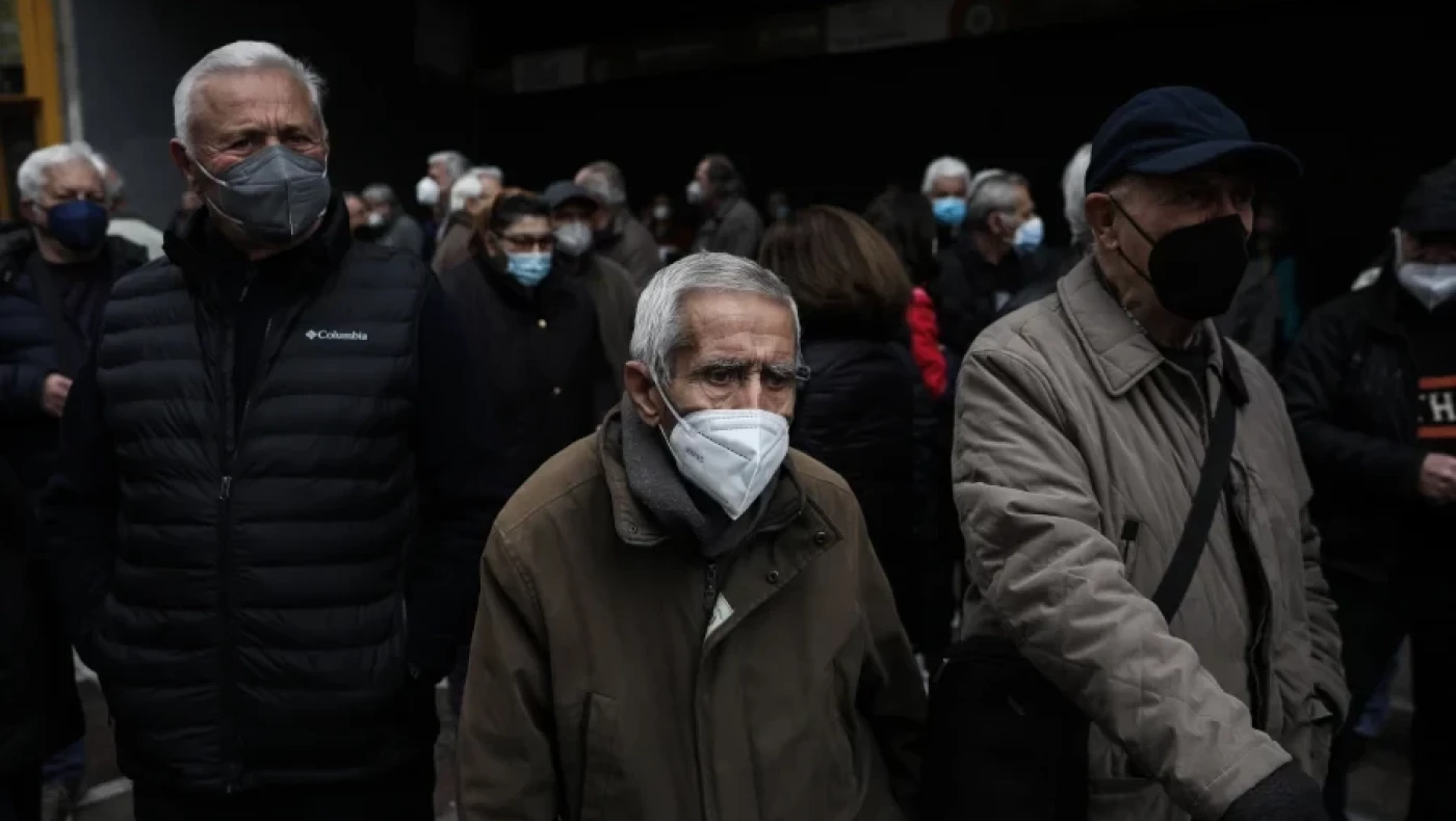 Χαμένες... στα τσουβάλια βρέθηκαν 30.000 αιτήσεις συνταξιοδότησης