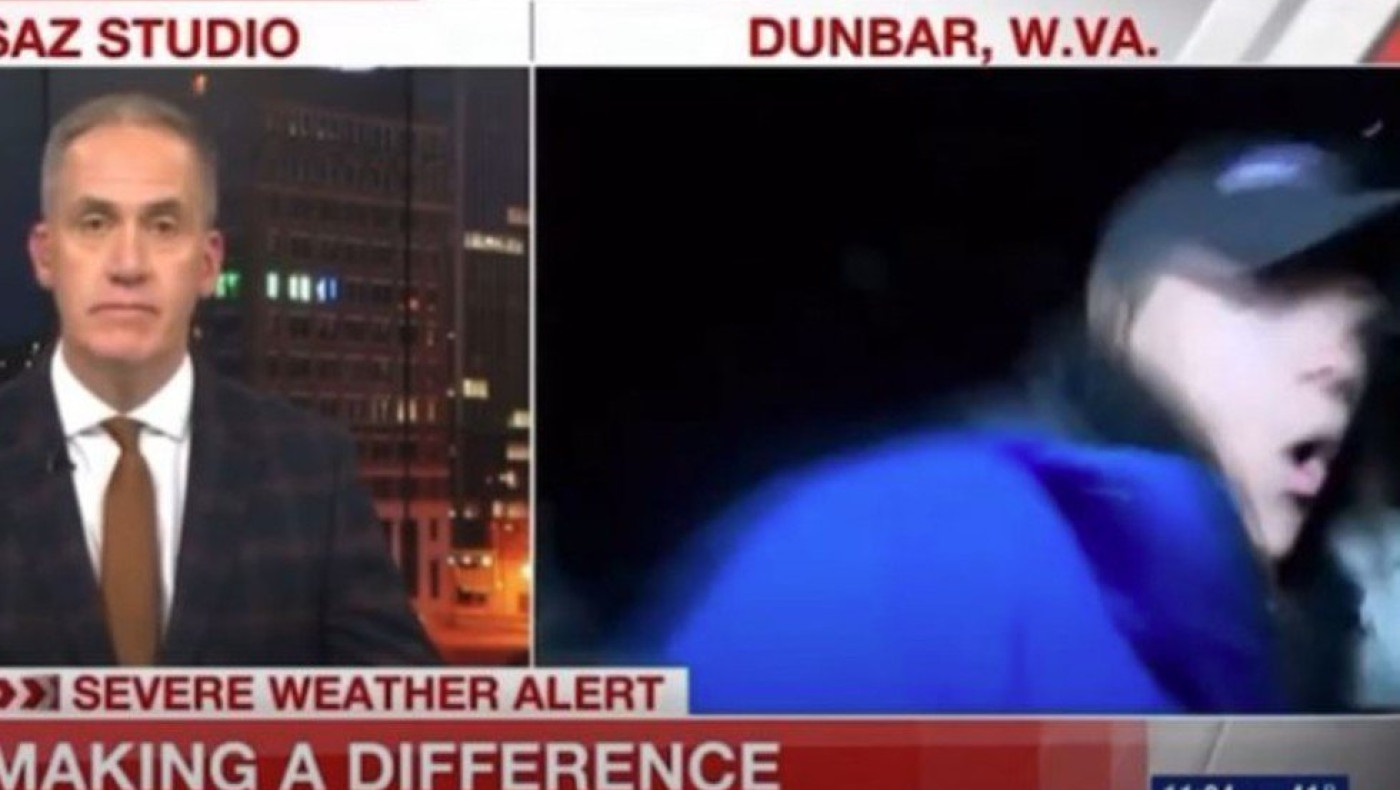 Απίστευτο: Αυτοκίνητο χτύπησε δημοσιογράφο στη διάρκεια ζωντανής σύνδεσης