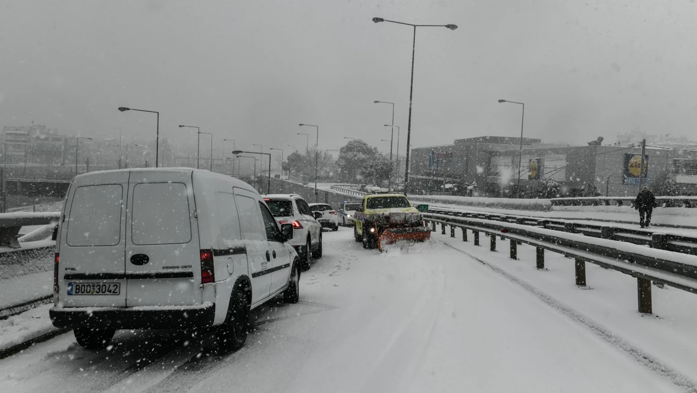 Εισαγγελική έρευνα για τους εγκλωβισμένους οδηγούς και το χάος στην Αττική οδό