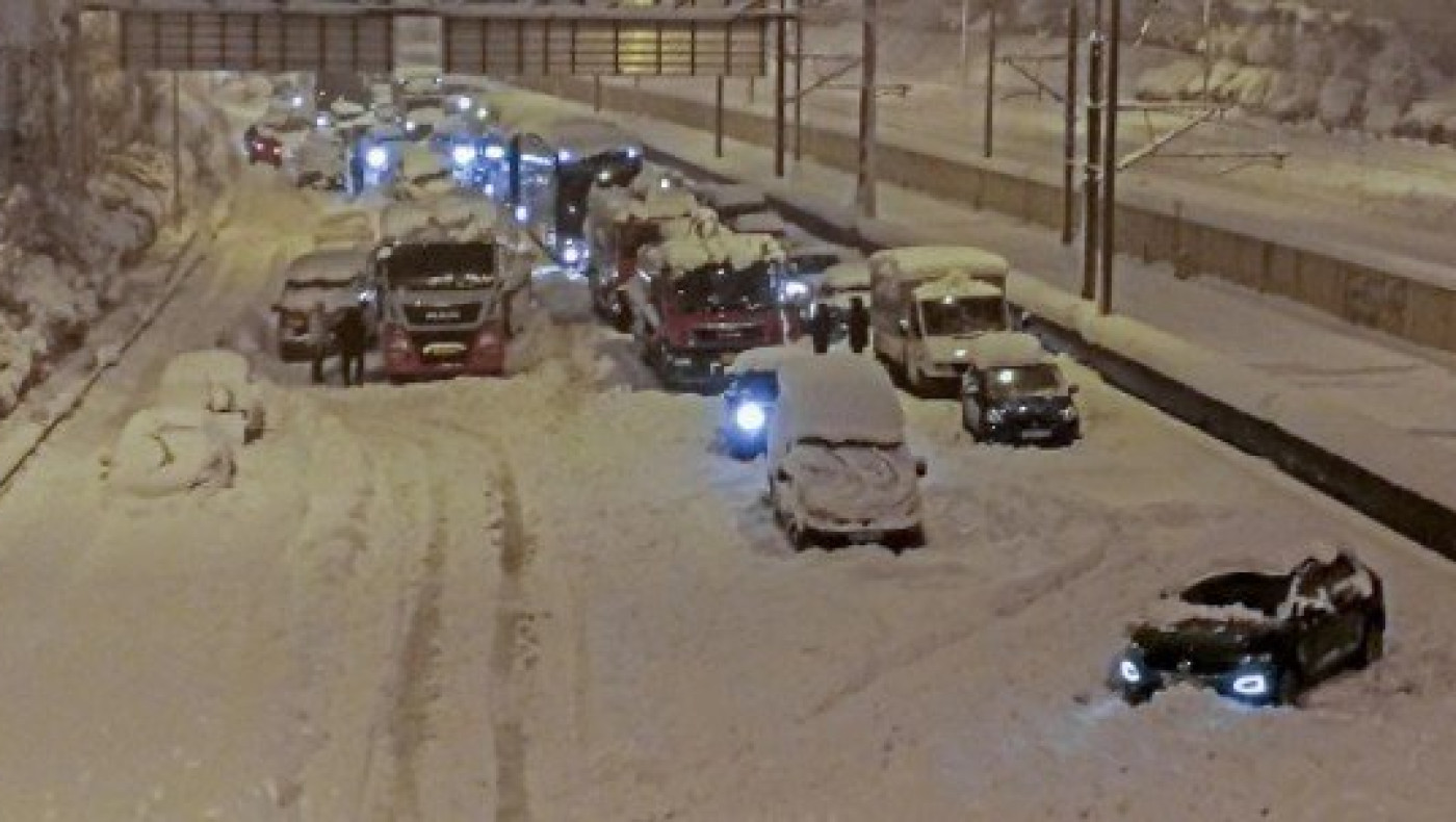 Αττική Οδός: 20 ώρες εγκλωβισμένοι οι οδηγοί μέσα στα αυτοκίνητα