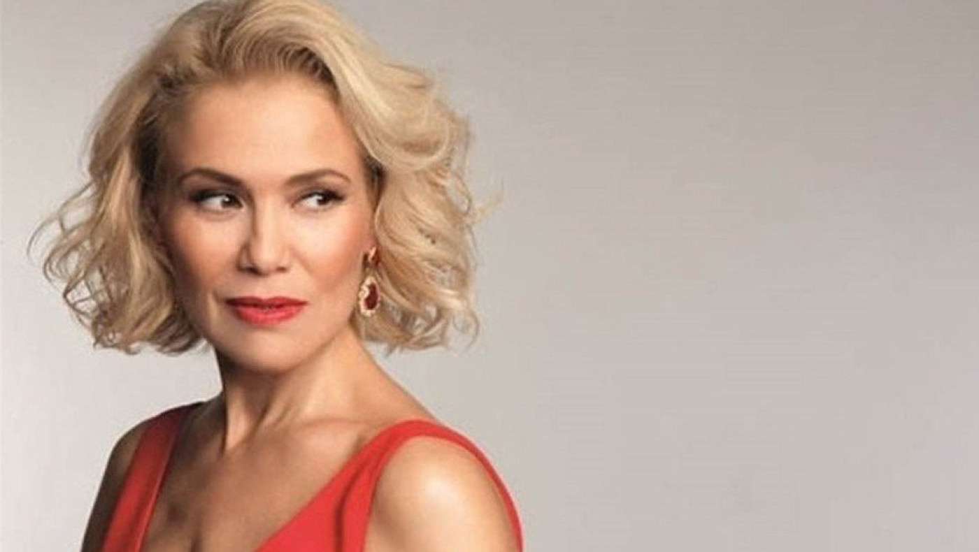 Βάζει φωτιά στα 54 της η Κωνσταντίνα Μιχαήλ!