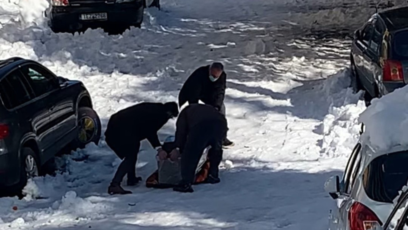 Ζωγράφου: Σέρνουν φέρετρο στο χιόνι! (vid)