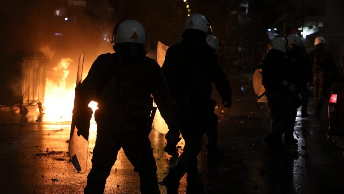 Επεισόδια και προσαγωγές στη Θεσσαλονίκη - Οπαδοί επιτέθηκαν στα ΜΑΤ