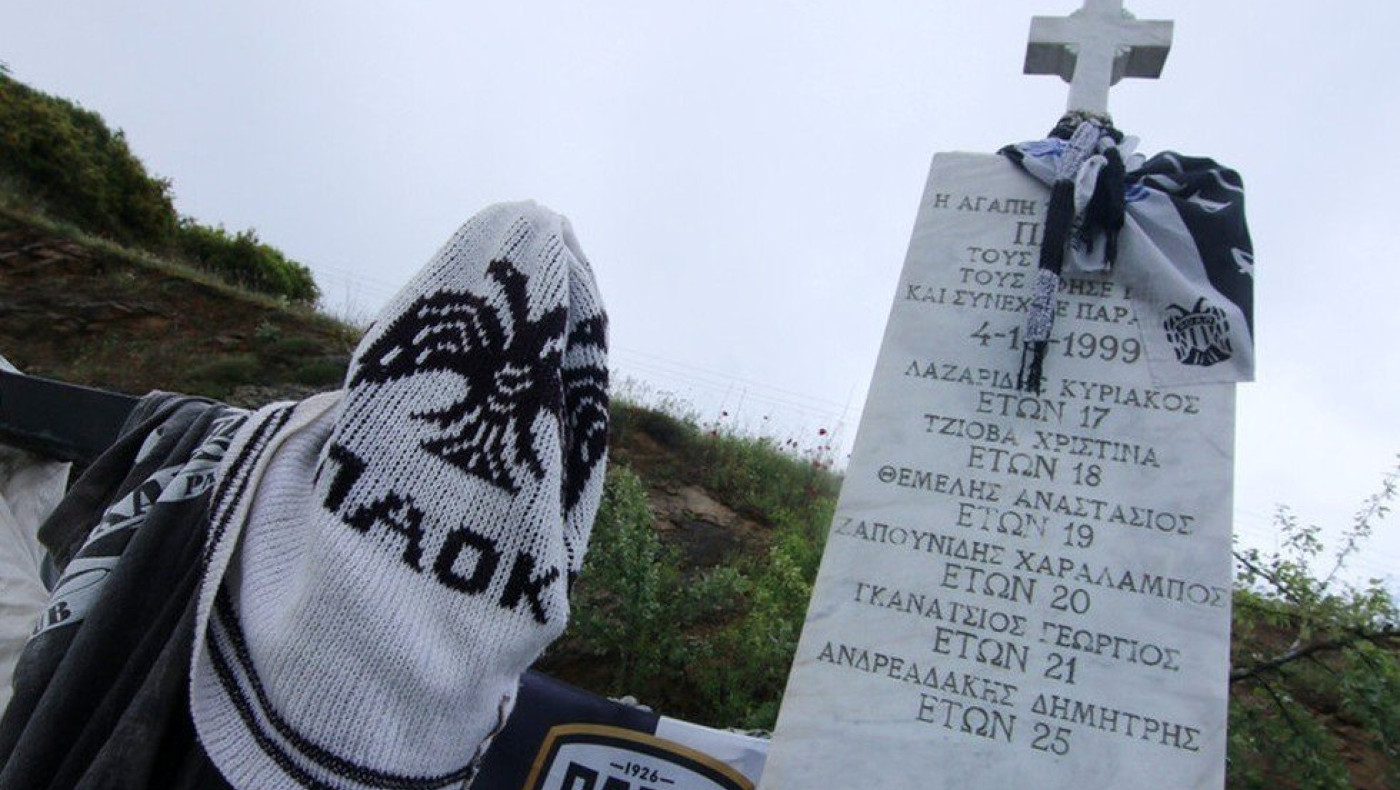 Βανδάλισαν ξανά το μνημείο των Τεμπών με αντεθνικό μήνυμα