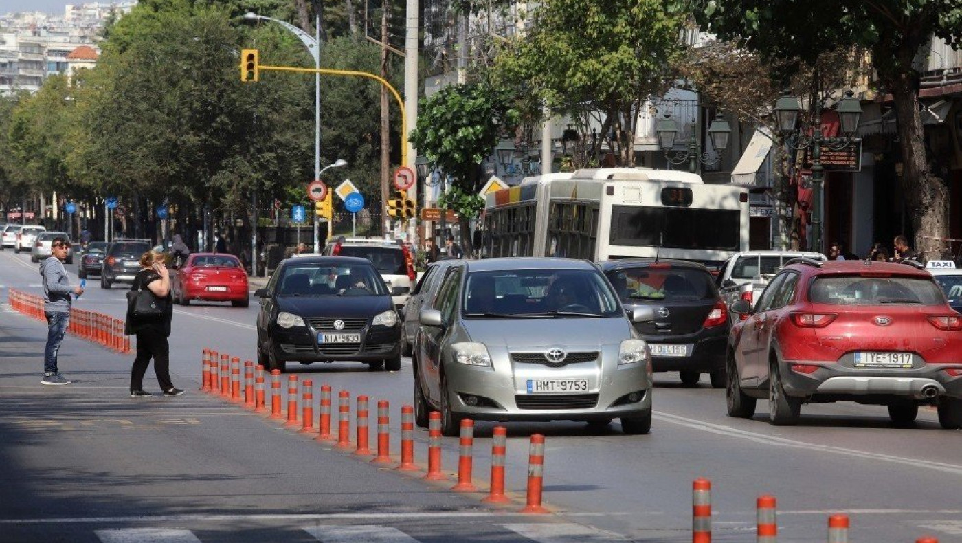 Θεσσαλονίκη: «Ξεχύθηκαν» στους δρόμους τα τουριστικά λεωφορεία με μαύρα πανιά και κόρνες