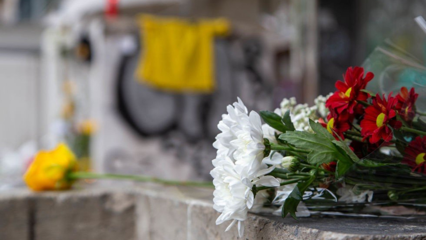 Το μόνο που ξέρουμε να κάνουμε είναι να κλαίμε ﻿και μετά να γυρίζουμε πλευρό