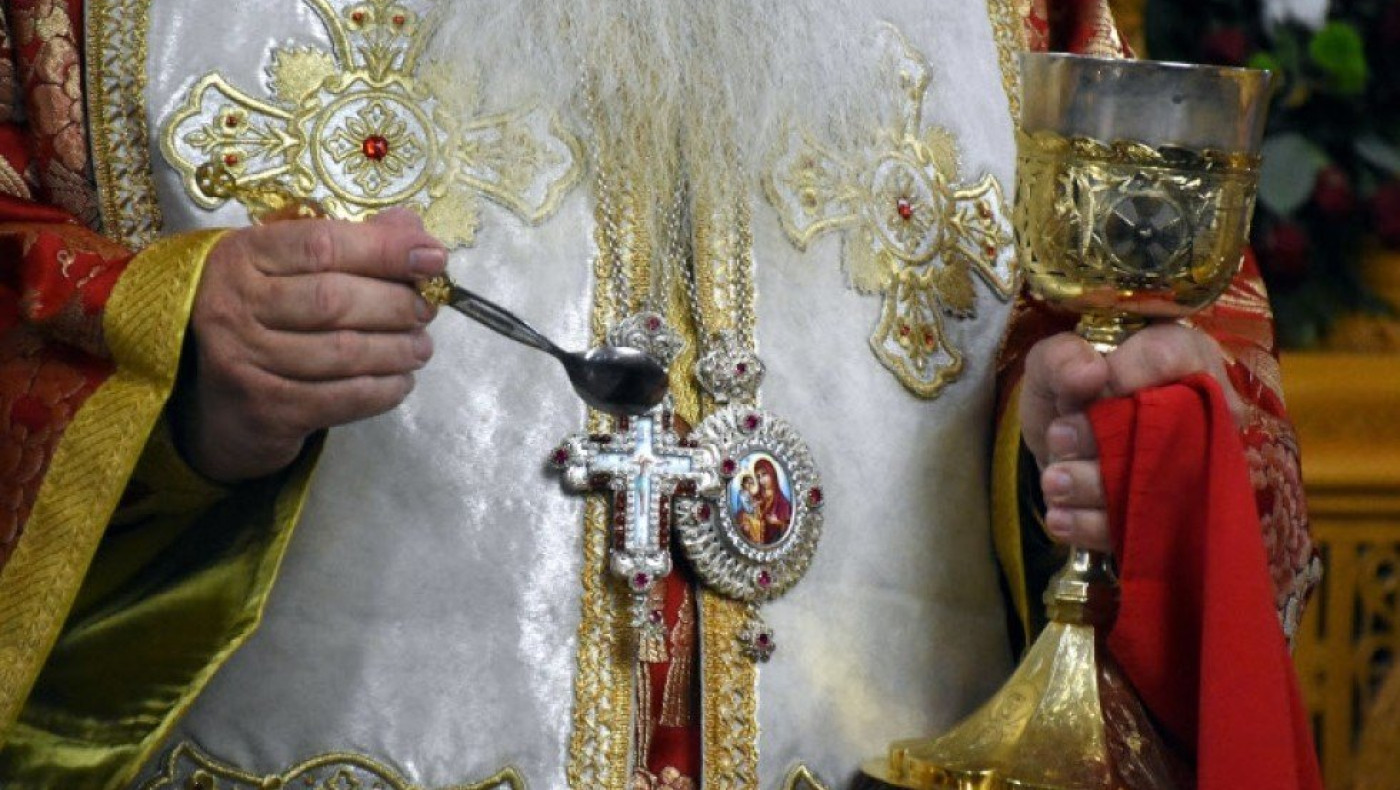 52χρονος ιερέας μέθυσε και τα έκανε γυαλιά καρφιά σε καφετέρια