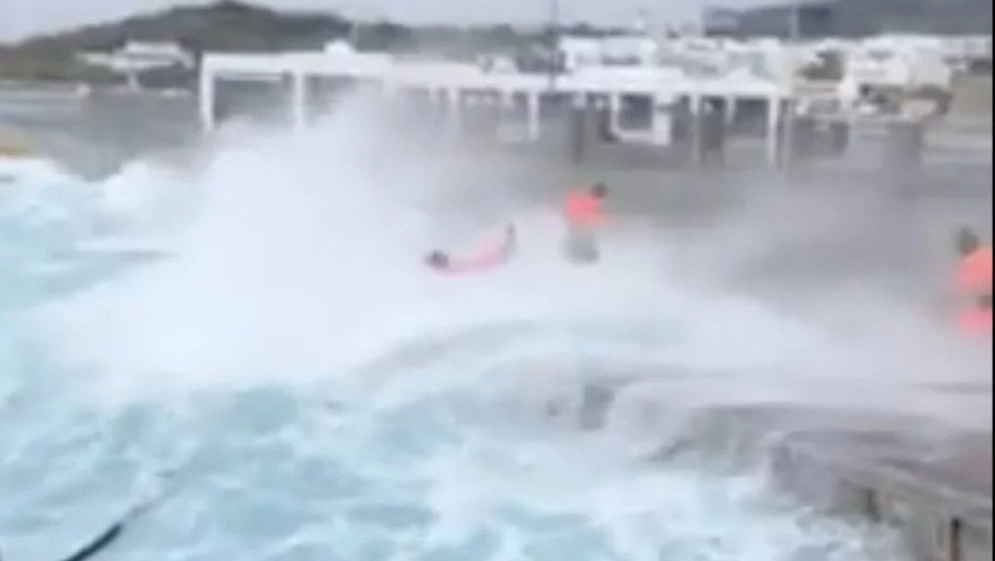 Σκηνές τρόμου στην Τήνο για τους καβοδέτες που τους παρέσυρε το κύμα