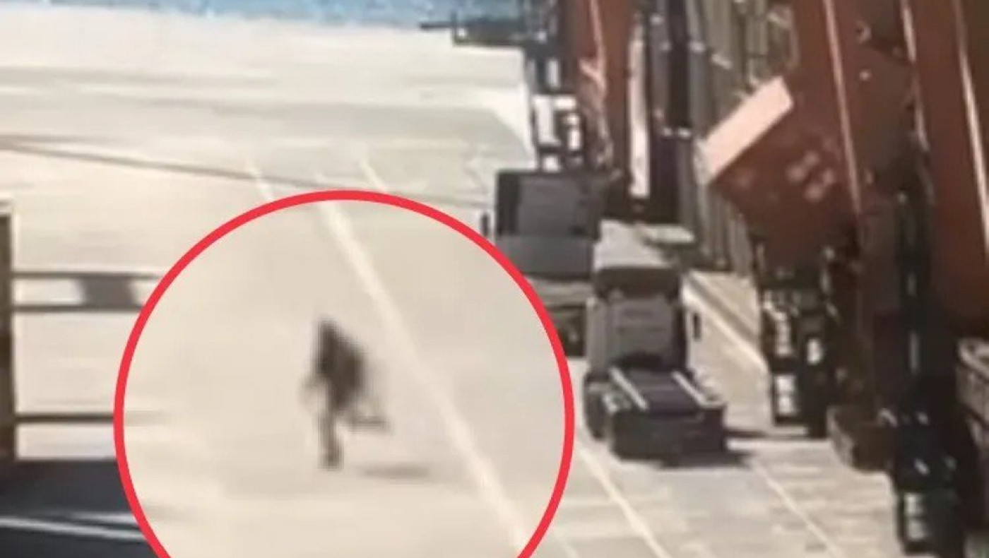 Πειραιάς: Λιμενεργάτης γλίτωσε την τελευταία στιγμή πτώση από κοντέινερ