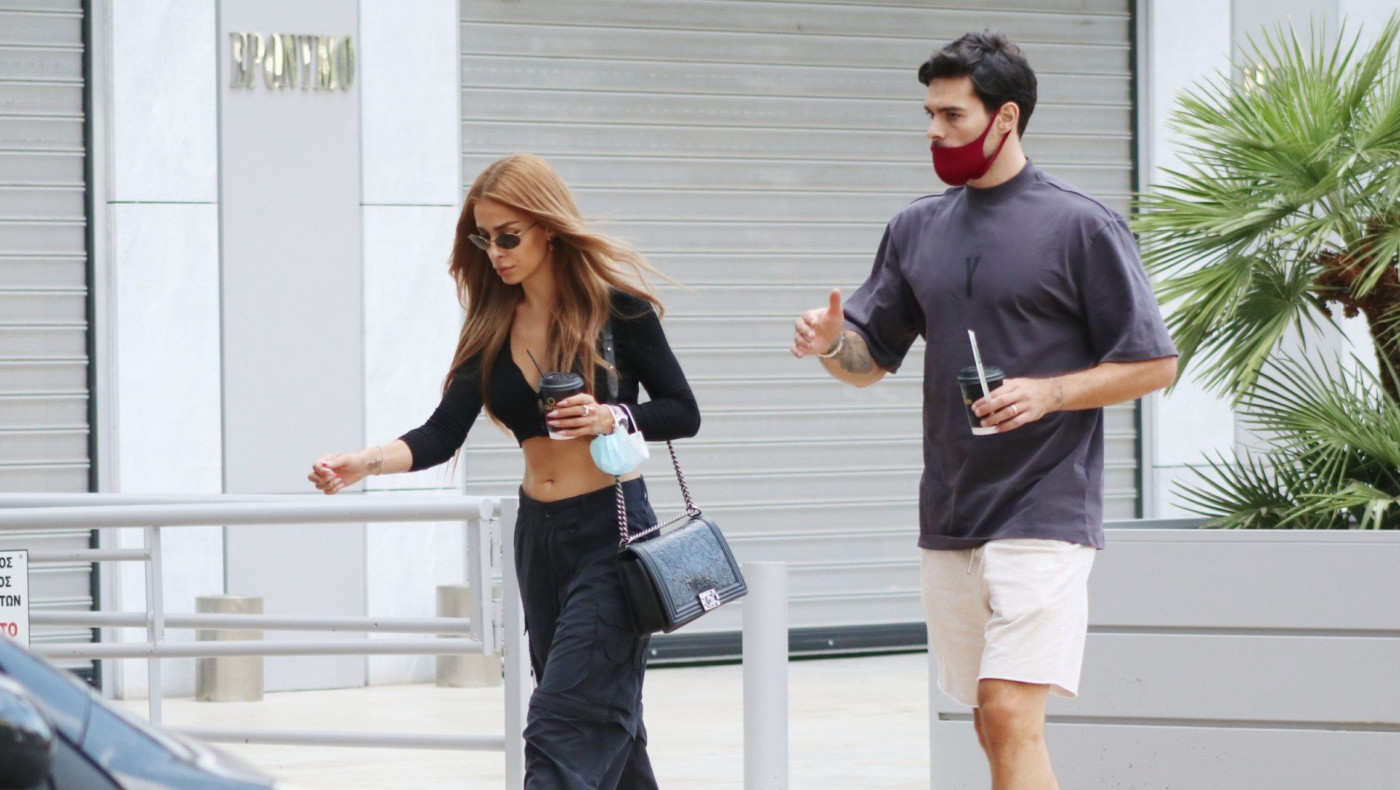 Η γυμνή Φουρέιρα απαντάει στα λουλούδια του Μποτία