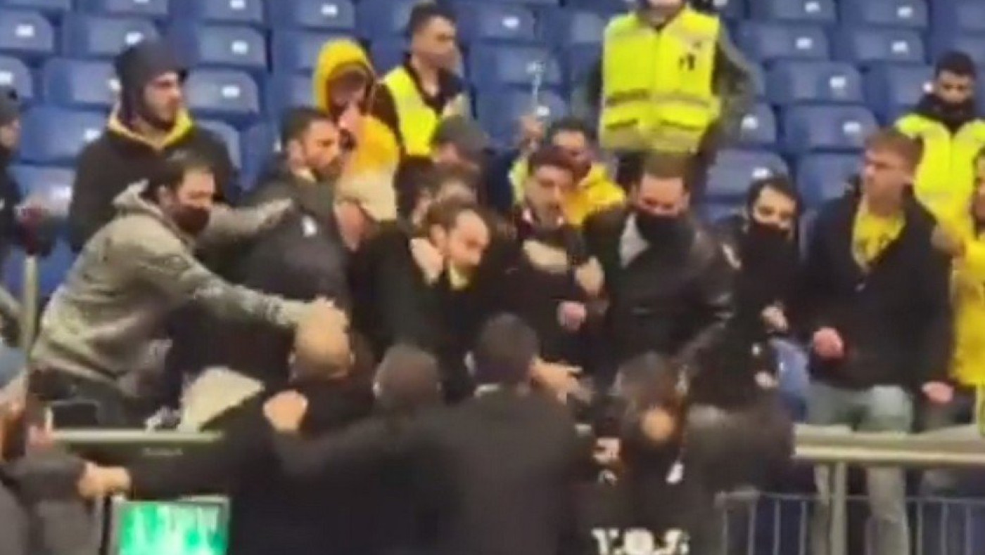 Χαμός στη Μακάμπι: Φυγαδεύτηκαν Σφαιρόπουλος και παίκτες