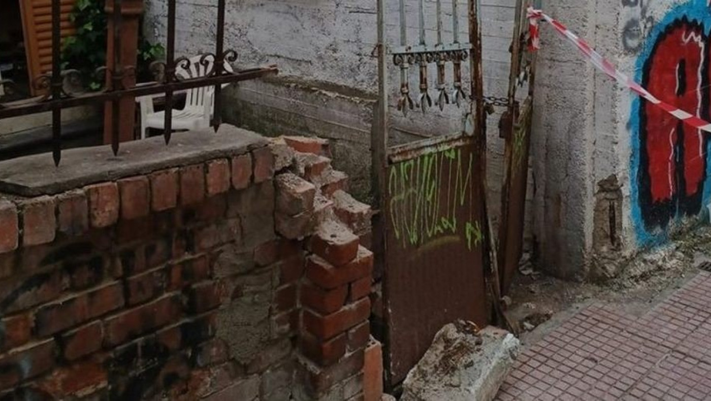 Λάρισα: «Ντροπή σας» – Συγκλονίζει ο θάνατος φοιτητή που κλώτσησε πόρτα και καταπλακώθηκε από τοίχο