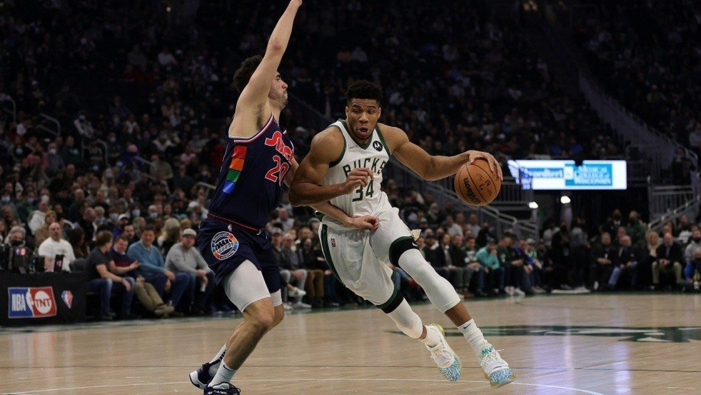 ΝΒΑ: Συγκλονιστικός Αντετοκούνμπο δεν έσωσε τους Μπακς στο ντέρμπι με τους Σίξερς