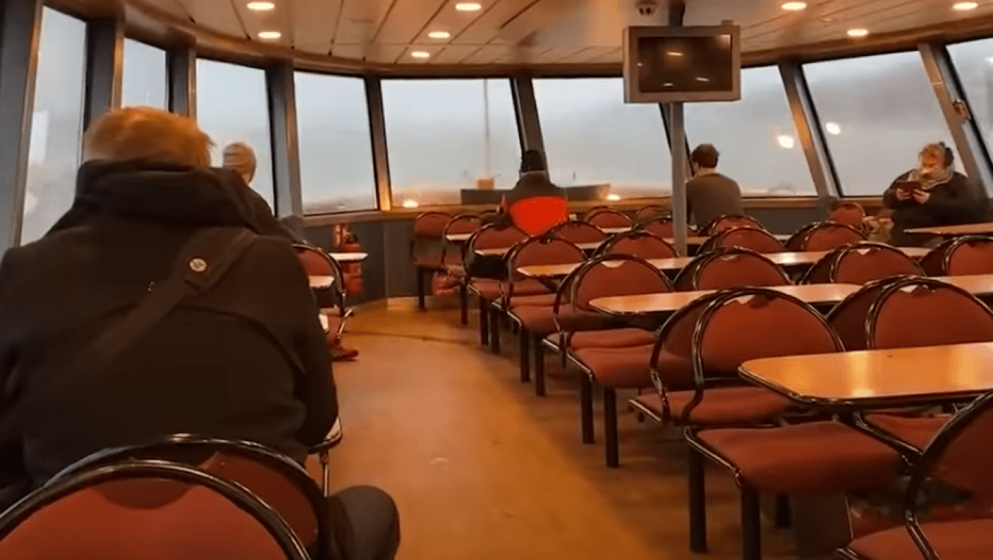 Βίντεο ΣΟΚ από τη Γερμανία: Κύμα σπάει το τζάμι πλοίου και προκαλεί... πανικό