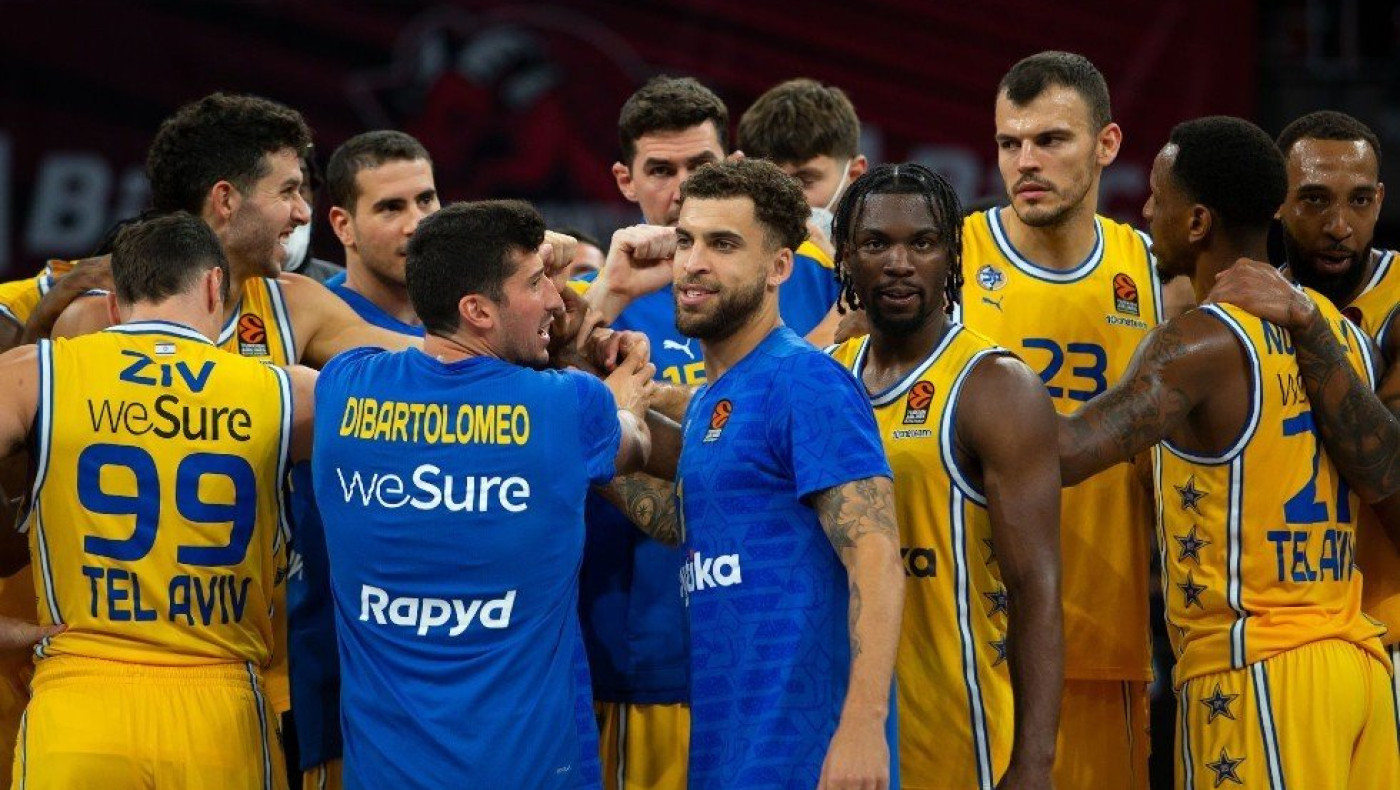 Σκηνές χάους στην προπόνηση της Μακάμπι: Εισέβαλαν εξαγριωμένοι οπαδοί