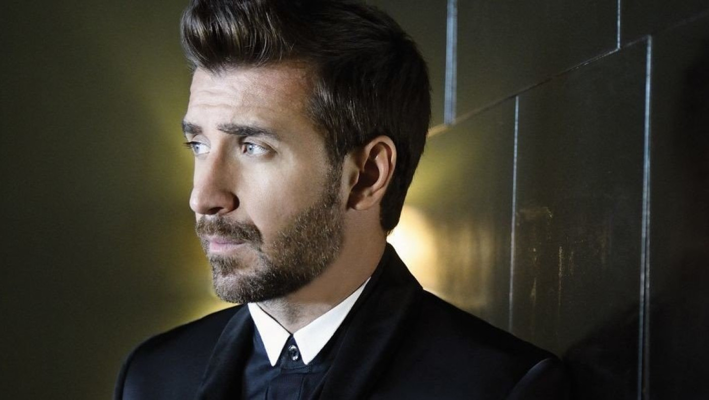 Θάνος Πετρέλης: «Την ώρα που τραγουδούσα, μου πετούσαν εσώρουχα στη σκηνή»